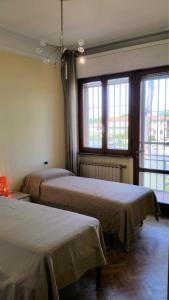 - 2 lits dans une chambre avec 2 fenêtres dans l'établissement Happy King, à Lido di Camaiore