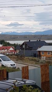 un groupe de voitures garées sur un parking dans l'établissement Calafate Vision, à El Calafate