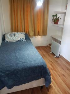 une chambre avec un lit, un bureau et une fenêtre dans l'établissement Calafate Vision, à El Calafate