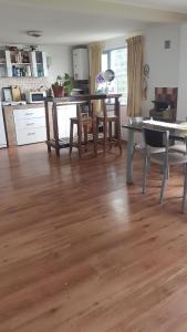 une cuisine et une salle à manger avec une table et des chaises dans l'établissement Calafate Vision, à El Calafate