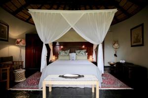 Un pat sau paturi într-o cameră la Ivory Wilderness River Rock Lodge