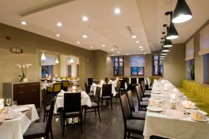 Reštaurácia alebo iné gastronomické zariadenie v ubytovaní Hotel Villa Völgy Wellness & Konferencia