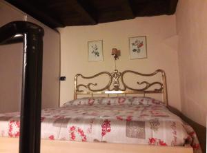 1 Schlafzimmer mit einem Bett mit Blumenbettdecke in der Unterkunft Suite Pantano5 in Mailand