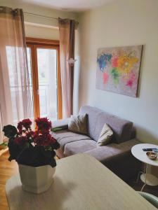 CALATRAVA VIEW في كوزنسا: غرفة معيشة مع أريكة وطاولة