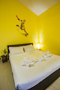 1 dormitorio con 1 cama con un payaso en la pared en Mariners Bay Resort en Mandrem