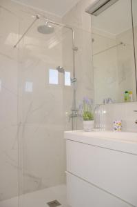 Vannituba majutusasutuses Villa Tranquilidad with amazing private terrace and heated pool