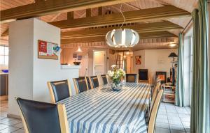 uma sala de jantar com mesa e cadeiras em Amazing Home In Ringkbing With Kitchen em Nørre Lyngvig