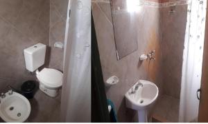 een badkamer met toilet en wastafel bij Postal Serrana in Villa Parque Siquiman