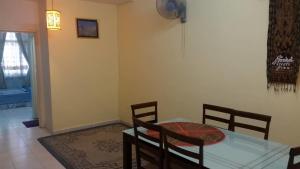 a dining room with a glass table and chairs at MY Tasik Utama Homestay Ayer Keroh in Ayer Keroh