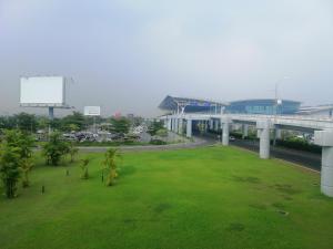 a green park with a bridge and a highway at Sao Mai Cosy Nest-Noi Bai Airport in Thach Loi