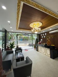 eine Lobby mit Sofas und einem Kronleuchter in der Unterkunft Monalisa Apartment in Đà Nẵng