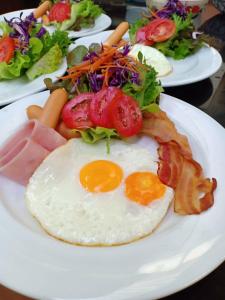 - un plateau de petit-déjeuner composé d'œufs, de bacon et de légumes dans l'établissement Vanilla hill (hill lodge), à Ban Muang Ha