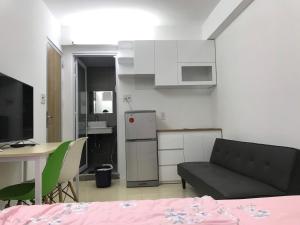 een keuken en een woonkamer met een bank en een tafel bij Smiley Apartment 3 in Ho Chi Minh-stad