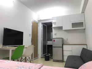 een kleine keuken met een tafel en een koelkast bij Smiley Apartment 3 in Ho Chi Minh-stad