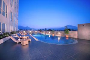 Bazén v ubytování Atria Hotel Malang nebo v jeho okolí
