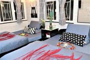 Ruang duduk di Metrocity Lounge