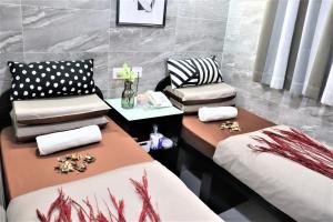 Ruang duduk di Metrocity Lounge