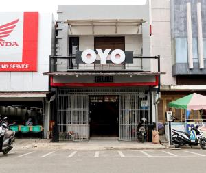 Gallery image of OYO 1191 Monalisa Residence And Cafe in Padang