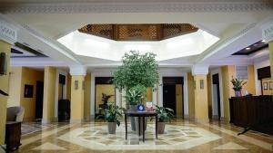 アルマトイにあるSamal Resort & SPAのロビー(テーブル、植物付) +43枚の写真
