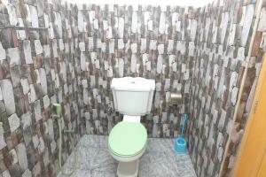 ゴールにあるGalle Paradise Innのバスルーム(シャワーカーテン付きトイレ付)