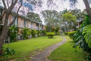 un jardín frente a un edificio en The Select Inn Gosford, en Gosford