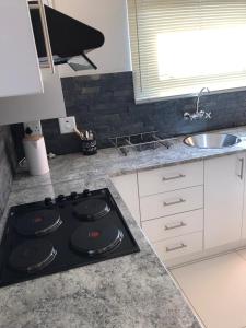 Una cocina con un horno de estufa en una cocina en Tuna Self Catering, en Swakopmund 8 fotos más