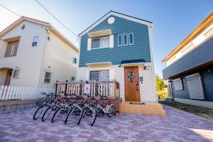 um grupo de bicicletas estacionadas em frente a uma casa em villa hanasaku 富士御殿場 アウトレット em Gotemba