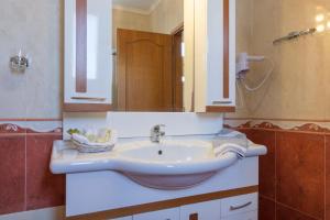 A bathroom at Sea View Resorts & Spa