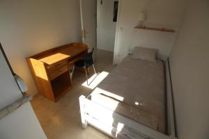 
A bed or beds in a room at Almada SKY - Just Girls
