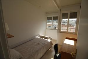 
A bed or beds in a room at Almada SKY - Just Girls
