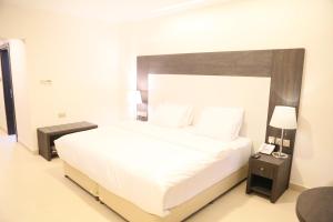 Posteľ alebo postele v izbe v ubytovaní Manazil Aldar Hotel