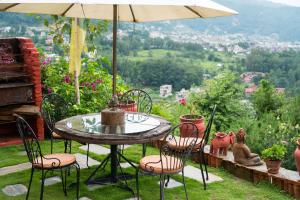 Vista generica sulle montagne o vista sulle montagne dall'interno del bed & breakfast