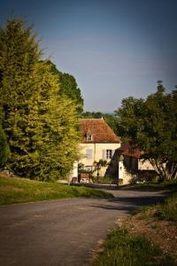 a house sitting on the side of a road at Le Manoir de Presle - Chambres d'Hôte in Montaigu-le-Blin