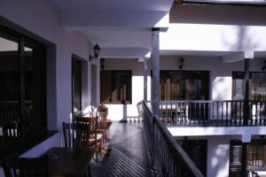 Un restaurante con mesa y sillas y un balcón. en Family Hotel Ilinden, en Shipkovo