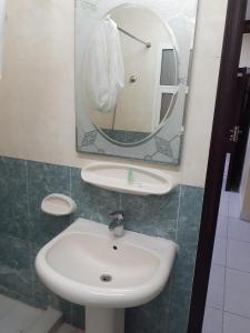 Et badeværelse på فندق الجوهرة