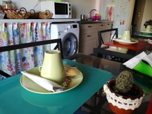 une assiette de nourriture sur une table dans une cuisine dans l'établissement B&B Mare di Augusta La Finestra sul Porto, à Augusta