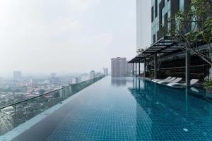 een zwembad op het dak van een gebouw bij TriBeCa 2bedroom 3min walk to bukit bintang 2 rooftop pool in Kuala Lumpur