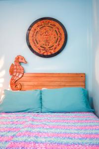 1 dormitorio con 1 cama con cabecero de madera en Cancun Guest House 5, en Cancún