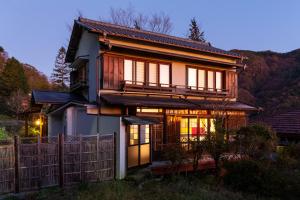 una casa con una valla delante de ella en Taisho Modern Villa Zen en Hakone