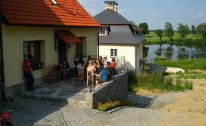 Výhled na řeku, která protéká v blízkosti prázdninového domu
