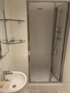 W łazience znajduje się prysznic i umywalka. w obiekcie The Halfway House Pub and Kitchen w mieście Saint Germans