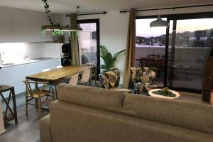 una sala de estar con un sofá y una mesa en LA PITA DEL POZO, en El Pozo de los Frailes