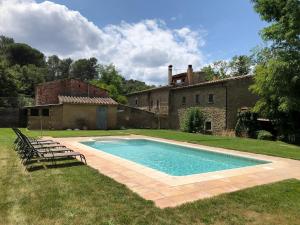Foixá的住宿－CAL CARRETER，一座游泳池,位于一座建筑旁的院子内