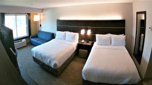 Un pat sau paturi într-o cameră la Holiday Inn Express & Suites Hood River, an IHG Hotel