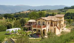 una vista aérea de una villa en un viñedo en Borgo Le Capannelle, en Castel Ritaldi