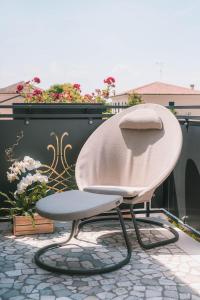 una sedia bianca seduta in cima a un patio di Little House a Campo San Martino