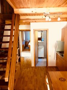 eine Küche mit Holzdecken und eine Treppe in einem Haus in der Unterkunft Apartment Tisa in Solčava
