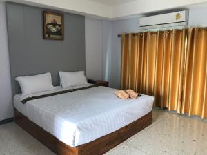 Una cama o camas en una habitación de @ RocKo Hotel