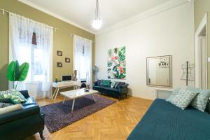 TV a/nebo společenská místnost v ubytování The Mondain Apartments Budapest