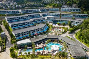 Een luchtfoto van Patong Bay Hill Resort